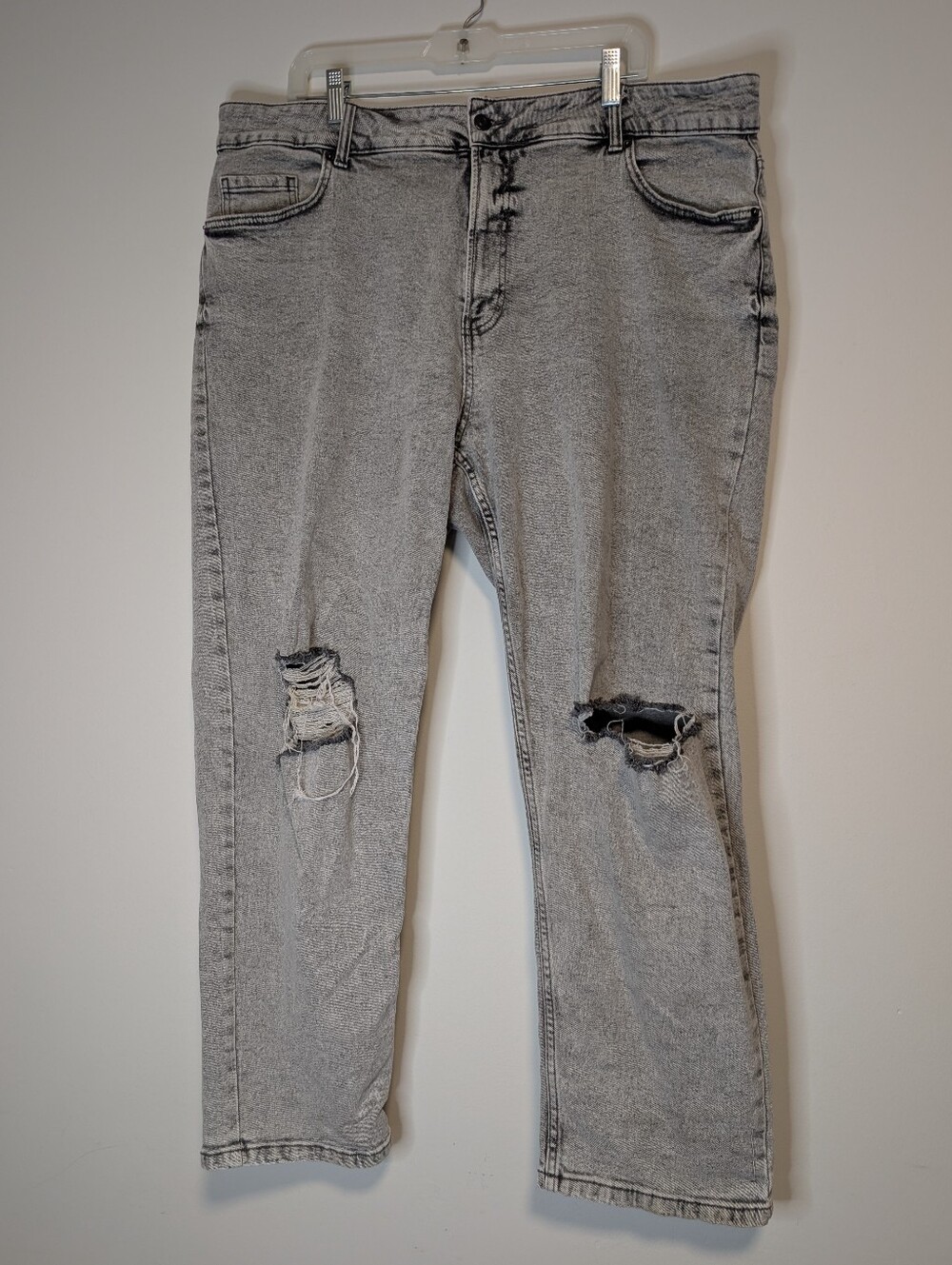 💰 2/$12 George 18W Women’s Faded Black Straight Leg Jeans with Knee Rips